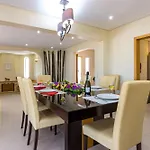 Carlivo Villa *