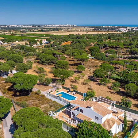 Carlivo Villa *